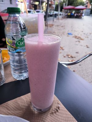 Batido con leche de coco, fresa y plátano at Sabores del Mundo  in Barcelona