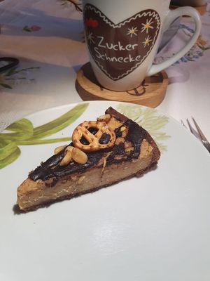 Erdnussbutter cheescake mit Brezel deko at Billas Catering & Kuchen in Darmstadt