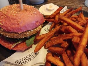 €19,50 Avocado burger that looked & tasted mass-produced at De Gasterij in Gorinchem