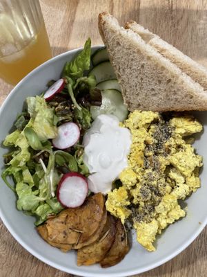 Limonada con té negro y “el brunch" at NEØ Coffee House in Barcelona