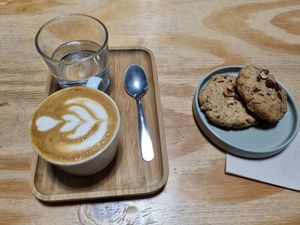 Cookies and flatwhite at NEØ Coffee House in Barcelona