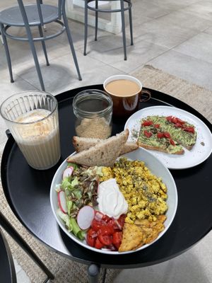 Food snd drinks at NEØ Coffee House in Barcelona