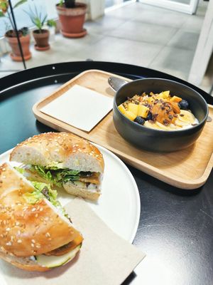 Bowl e bagel at NEØ Coffee House in Barcelona