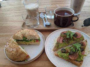 Bagel mit Rührtofu & Toast mit Hummus aus grünen Erbsen und Minze at NEØ Coffee House in Barcelona