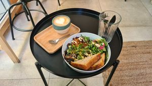 El brunch with coffee at NEØ Coffee House in Barcelona