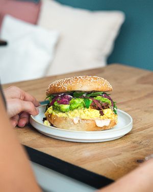 Seasonal bagel with scrambled tofu, vegan bacon and picked onion at NEØ Coffee House in Barcelona