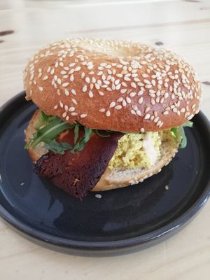 Seasonal bagel at NEØ Coffee House in Barcelona