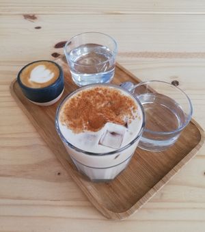 Chai latte + cafè at NEØ Coffee House in Barcelona