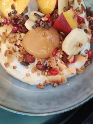 Granola bowl at NEØ Coffee House in Barcelona