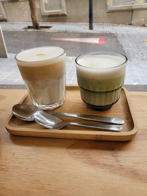 Iced latte and iced matcha latte at NEØ Coffee House in Barcelona