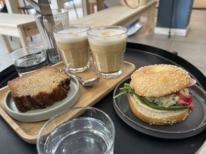 Bananenbrot, Tuna Bagel 🥯 und Kaffee ☕️ mit Hafer- & Mandelmilch  at NEØ Coffee House in Barcelona