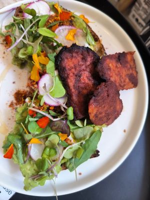 Tostada con aguacate y bacon at NEØ Coffee House in Barcelona