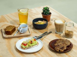 Home made iced tea. Granola, Banana bread, cookies, avo-toast... Flat white and espresso. at NEØ Coffee House in Barcelona