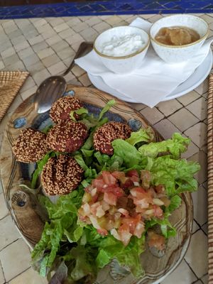 Falafel acompañado de ensalada marroquí y salsa de yogur/manzana at El Jardin del Califa in Vejer De La Frontera