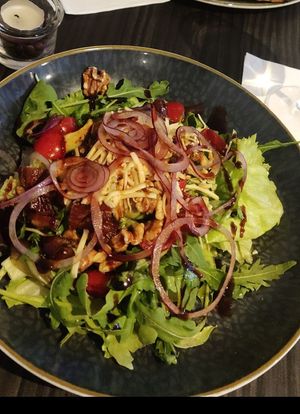 Salat mit Walnüssen, Zwiebeln, Datteln und veganem Käse at Bacio in Schmallenberg