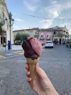 Vegan chocolate and figs🍦 at Sottozero Di Ardini Luca in Pula