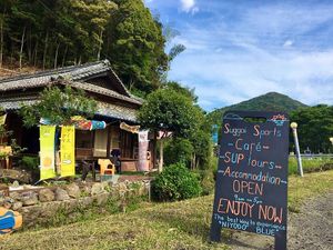 Cafè sign out front of cafè  at Suggoi Sports Cafe in Kochi