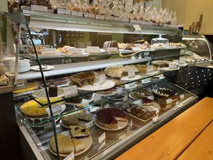 Großer Teil vegane Torten, Kekse und petite fours!  at Bio-Konditorei Eichel in Hamburg