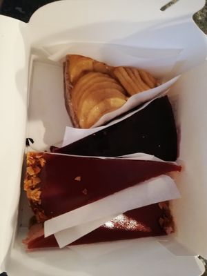 TortenBox - Äpfel, Erdbeere und SchokoBlaubeere at Bio-Konditorei Eichel in Hamburg