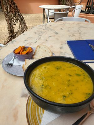 Soupe du jour (toujours végétarienne) et carottes à l’Algarvienne, délicieux. at Nazari in Budens
