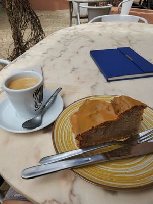 Carrotcake vegan avec glaçage au beurre de cacahuète, incroyable. at Nazari in Budens