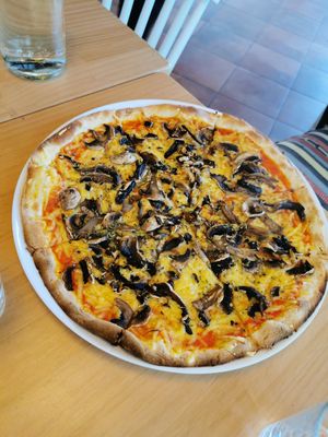Vegan mushroom pizza at Nazari in Budens