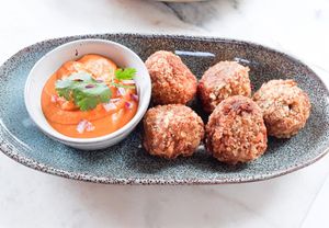 Croquetes de Beringela com hummus de batata doce 😋 at Nazari in Budens
