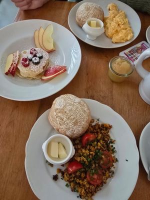 vorne: tofu crumble vegan, darüber pancakes und Rührei (vegetarisch, von meiner Begleitung) at Schimmerlos Deli in Wuppertal