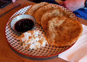 Mongolische Teigtaschen mit Kartoffelsalat als Beilage at Veganaa in Berlin