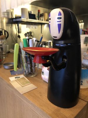 Kaonashi, en guise de boite à tips  #Veganuary at Mori Cafe in Paris