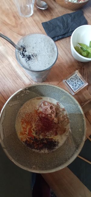 Ramen et lait au sésame at Mori Cafe in Paris