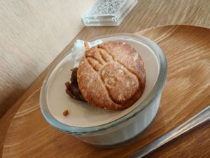 Panna cotta with hojicha tea 

Vegetable cream and hojicha base, whipped cream and anko topping at Mori Cafe in Paris