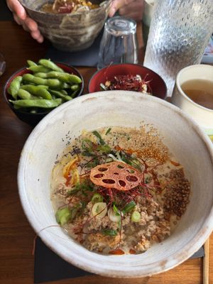 Edamames, chili tofu et le plat principal -> Tantanmen  at Mori Cafe in Paris