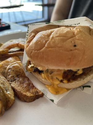 Hamburguesa con Quezo  at Planticeria in Panama City