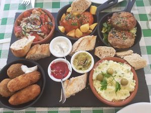 Tabla degustación con 7 tapas (14) para 2 personas at Imperio Vegano in El Campello