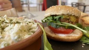 This mini burger was A bomb 💣  🤩  at Imperio Vegano in El Campello