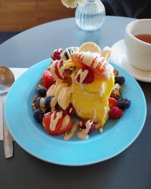 Frozen banana yoghurt w/ peanut butter granola, fresh berries & pb sauce 😋👌🏻 at À la Lo in Stockholm