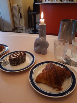 Rulltårta and croissant at À la Lo in Stockholm