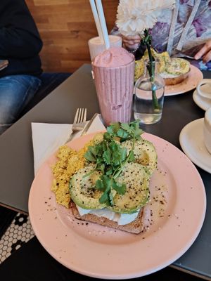 Bread with avocado + tofu scrumble aside, smoothie including raspberry and licourice at À la Lo in Stockholm