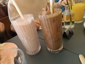 Strawberry and chocolate smoothies at À la Lo in Stockholm