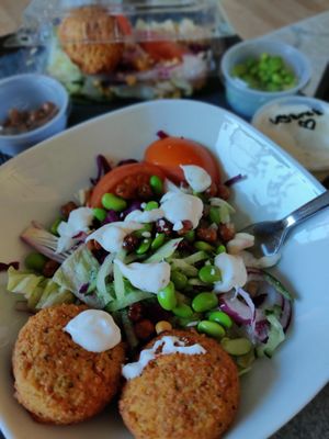Falafel salad with vegan garlic dressing at Kalasboden in Vanersborg