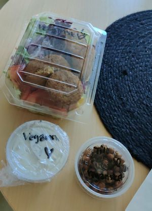 Vegan salad with garlic sauce and roasted chickpeas at Kalasboden in Vanersborg