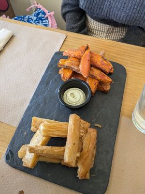 Yuca y boniato frito con salsa tártara at Agüita in Salinas
