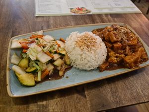 114 Tofu Bali - sieht leider wesentlich besser aus als es geschmeckt hat 😅 Tofu war aus, da hab ich ungefragt Tempeh bekommen 🙄 at Mr. Dam in Hamburg