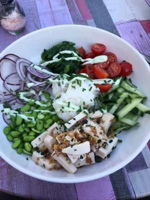 Pokebowl with wakame, red onion, edamame, tofu, cucumber and tomatoes. Here with a mayo-wasabi dressing for my sister, ask them to omit it for it to be vegan.  at Stelleplas in Heinkenszand