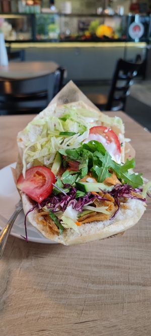Mega leckerer veganer Seitan Döner mit insgesamt sogar drei Soßen und viel frischem Gemüse at Planet Bistro an der Mälzerei in Dresden