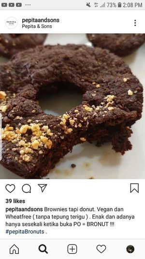 Bronut = brownie donut (vegan and wheat-free) at Pepita and Sons in Kuta