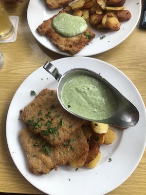 Veganes Schnitzel mit Frankfurter grüner Soße und Bratkartoffeln   at Zum Eichkatzerl in Frankfurt