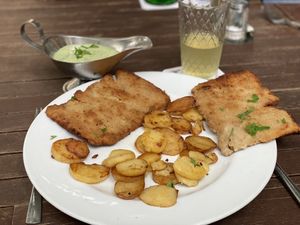 Frankfurter Schnitzel mit grie Soß und sauer gespritzter "Äbbelwoi“  at Zum Eichkatzerl in Frankfurt