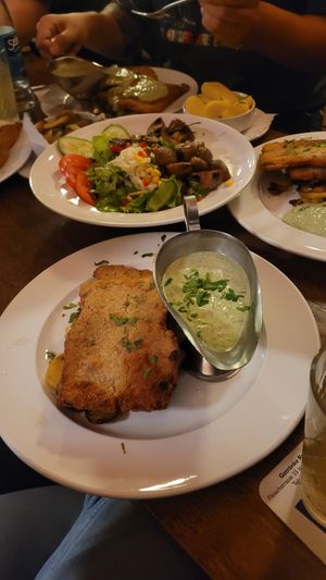 Veganes Schnitzel mit Grüner Soße at Zum Eichkatzerl in Frankfurt